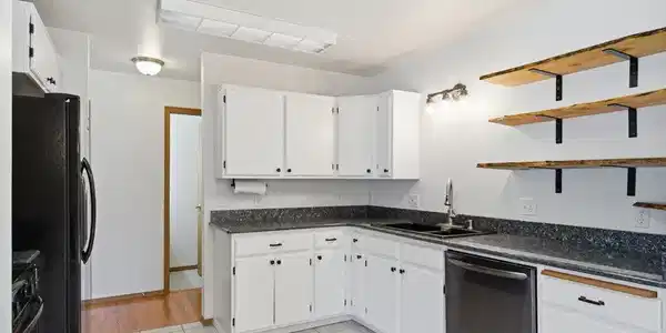Image 4: Kitchen