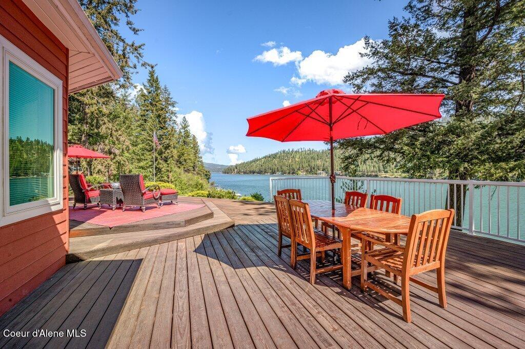 Image 2: Stunning lake view