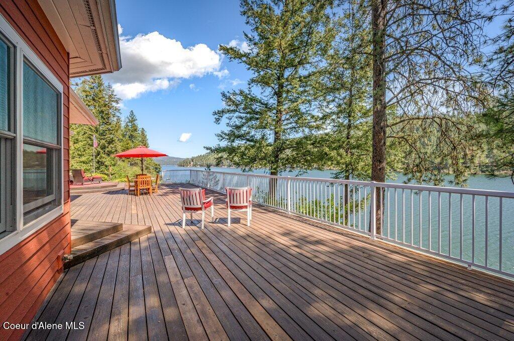 Image 3: 2000 sq. ft. deck