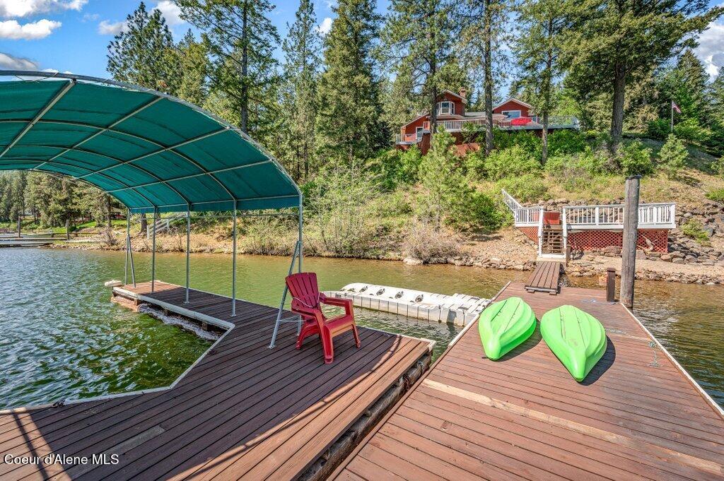 Image 4: This is true lake living