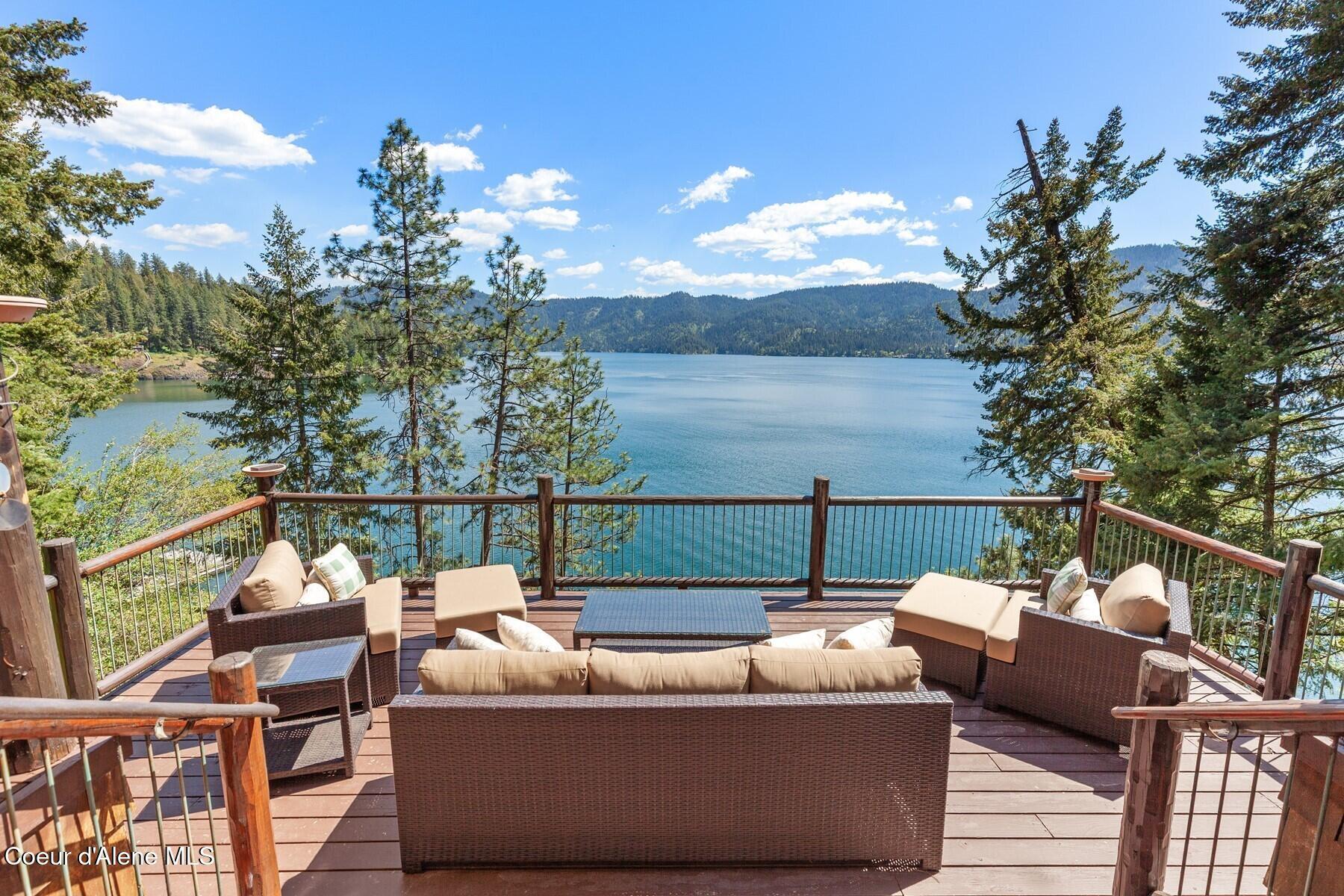 Image 3: Panoramic Lounge Deck