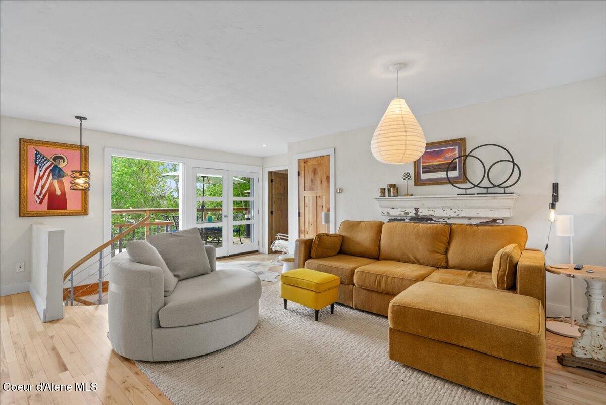Image 4: Living Room