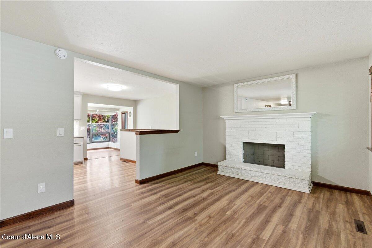 Image 4: Living Room