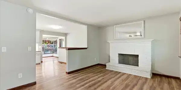 Image 4: Living Room