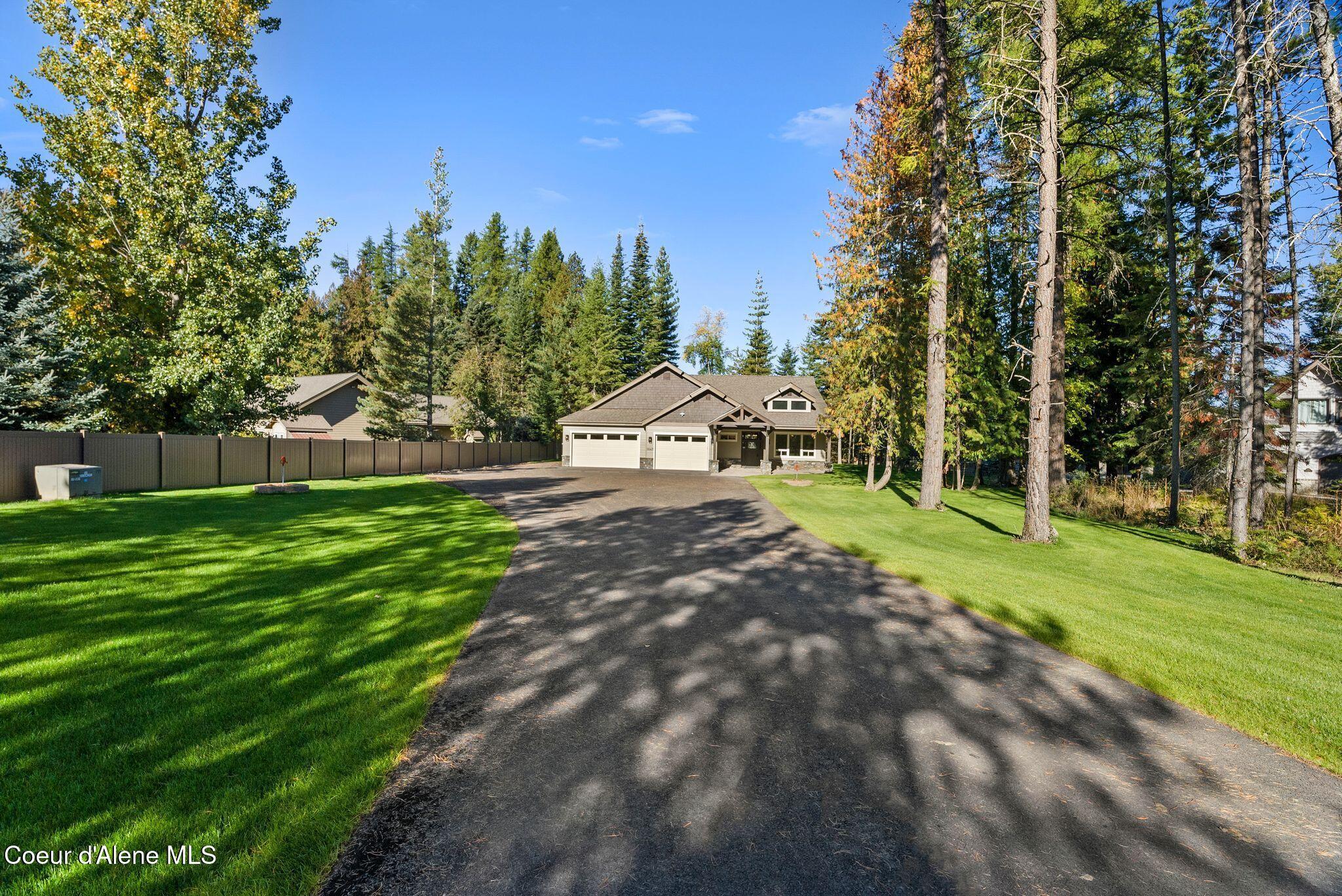Image 4: Beautiful waterfront with 1.6 acres!