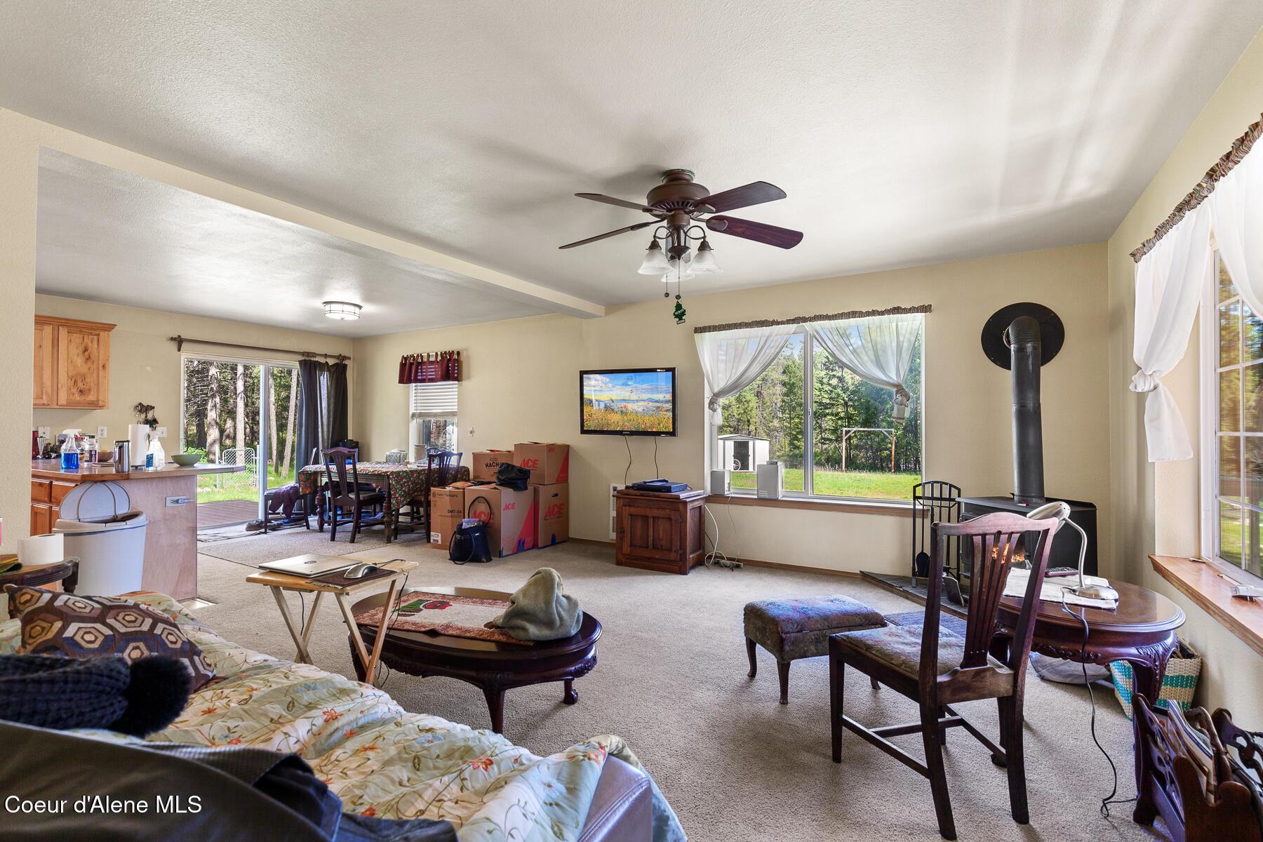Image 4: Spacious living room