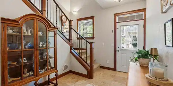 Image 3: Ample Foyer