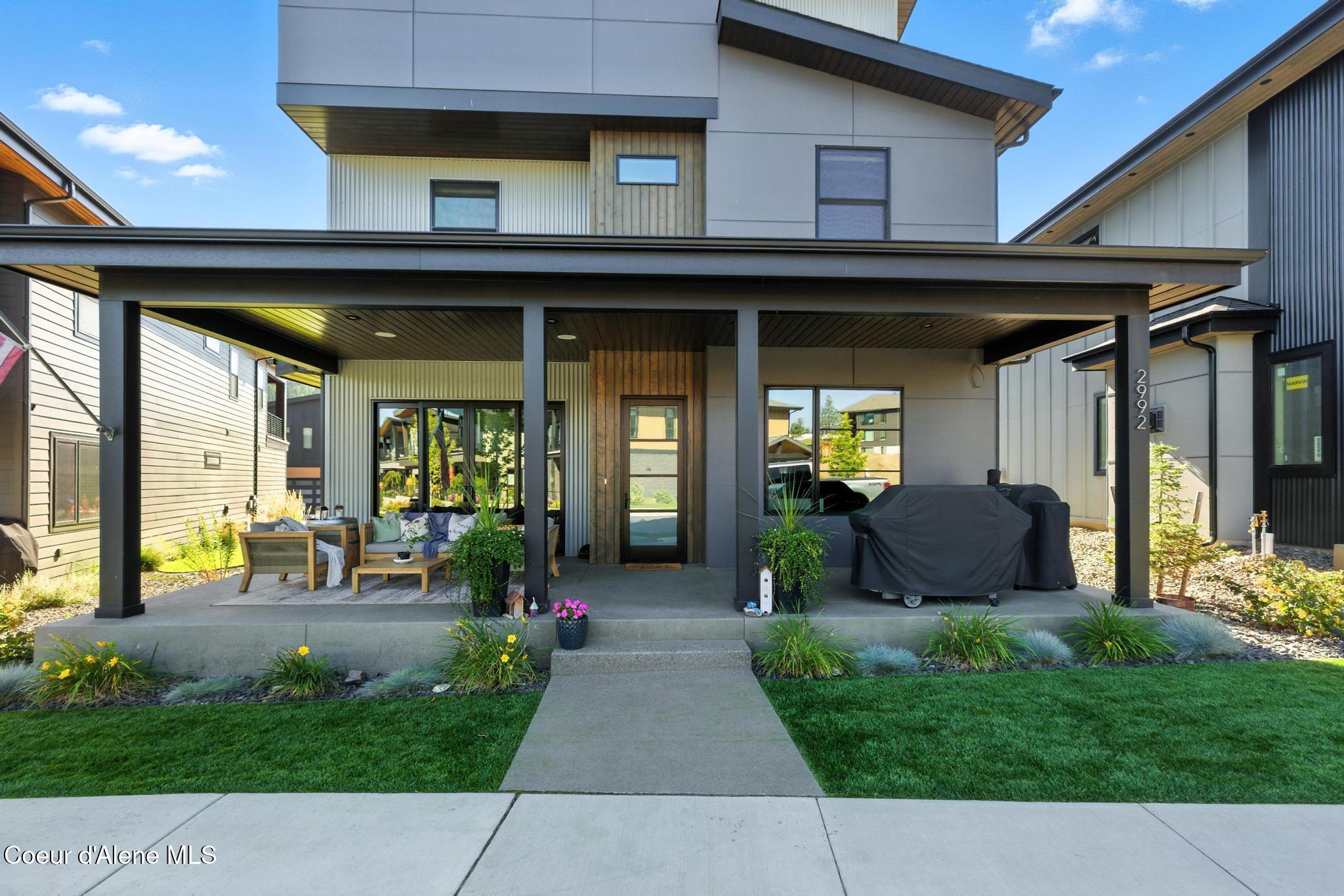 Image 3: Inviting Entry