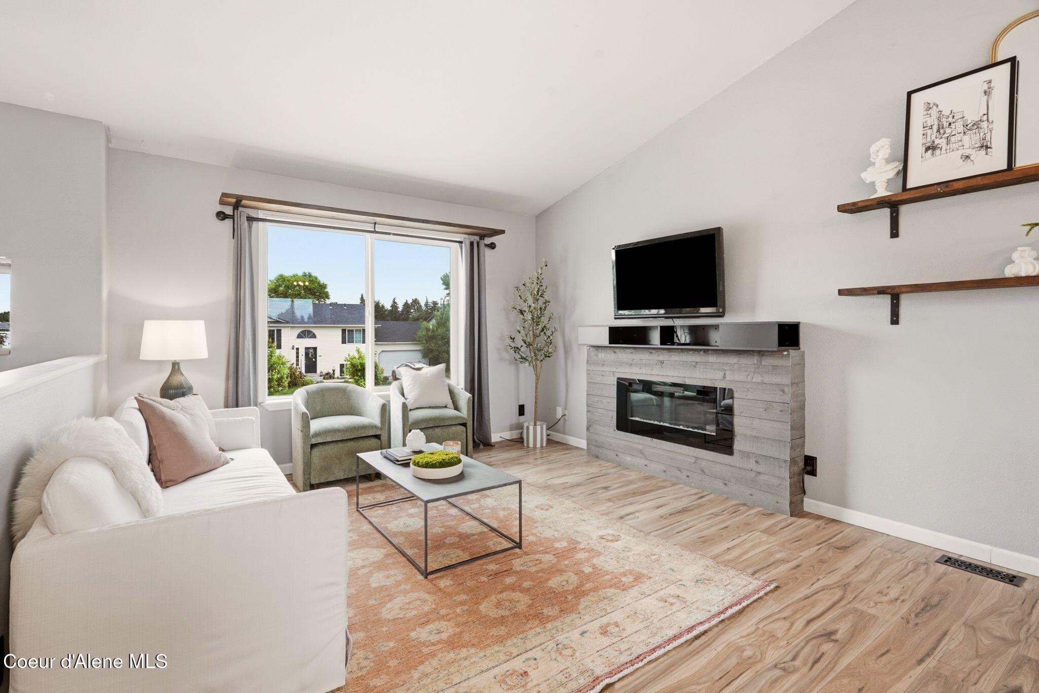 Image 4: Living Room