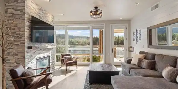 415 W WATERSIDE DR
