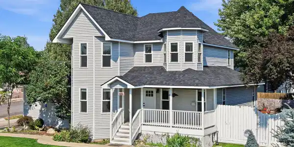 Image 2: Beautiful Colonial Style
