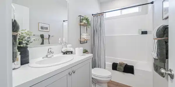 Image 3: Hudson CM - Bathroom