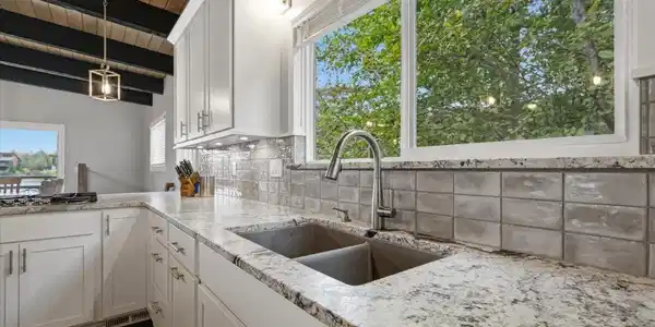 Image 3: 11-Kitchen