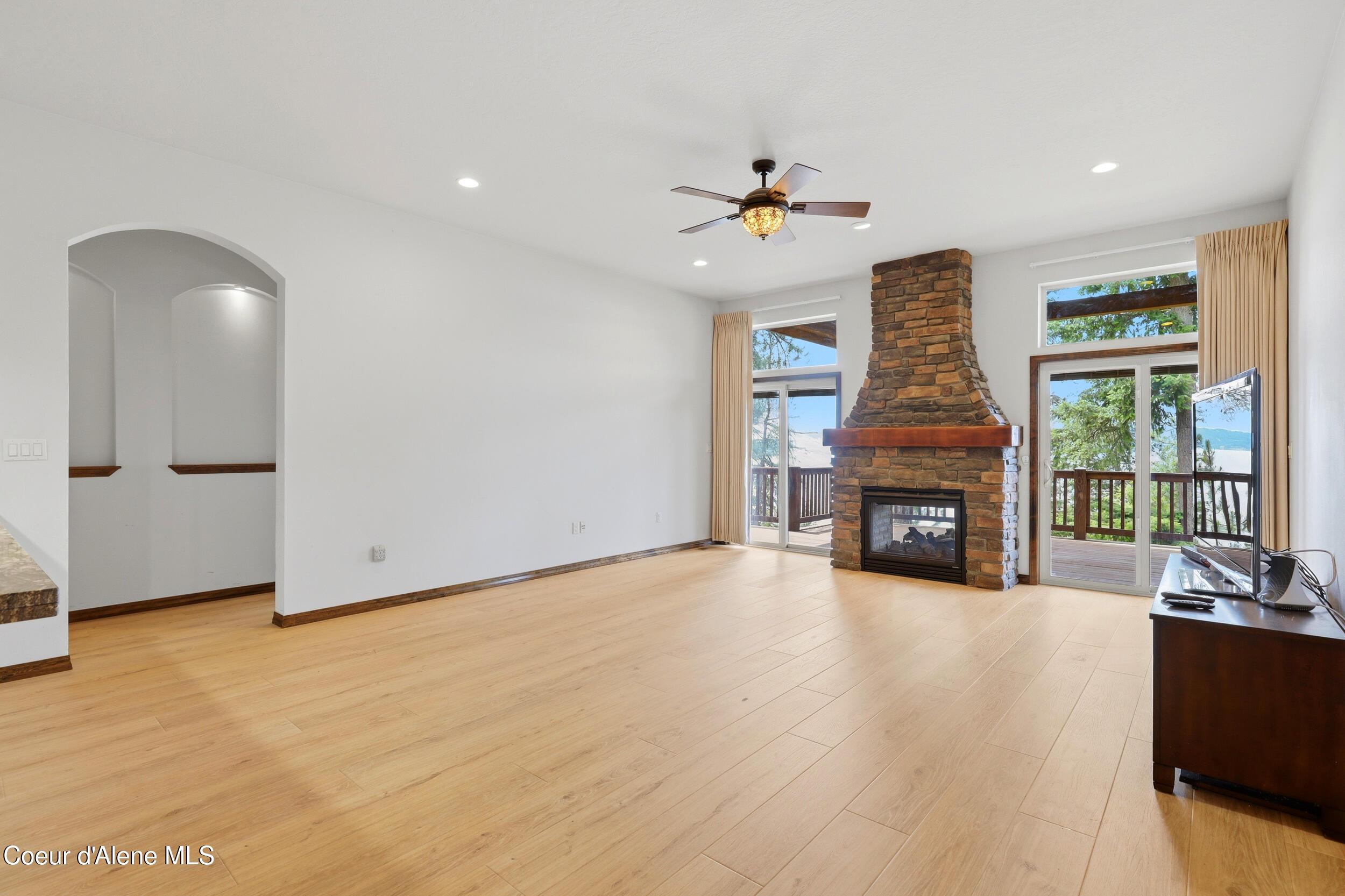 Image 3: Living Room