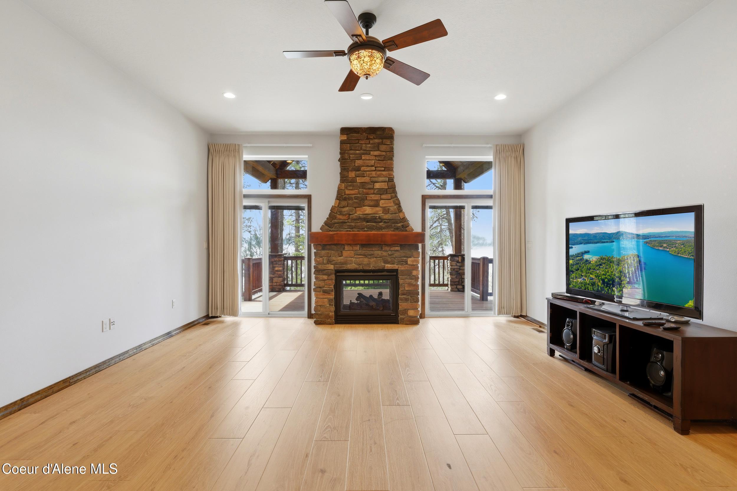 Image 4: Living Room