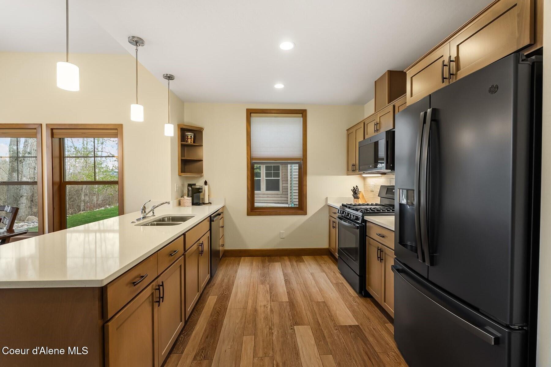 Image 4: Kitchen