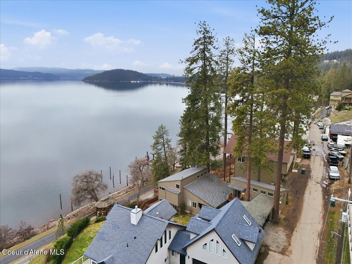 Image 3: Close in Waterfront Home
