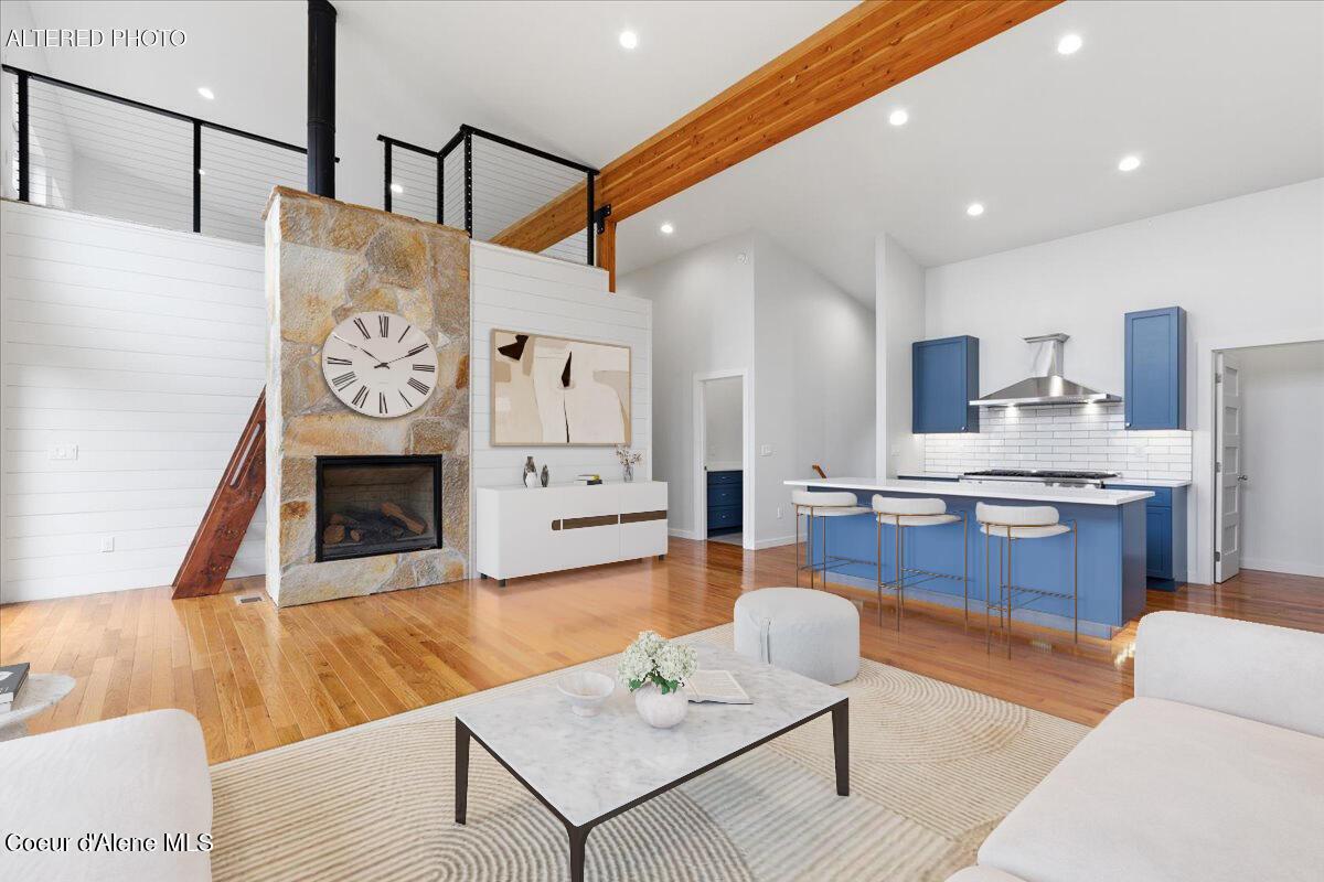 Image 4: Living Room