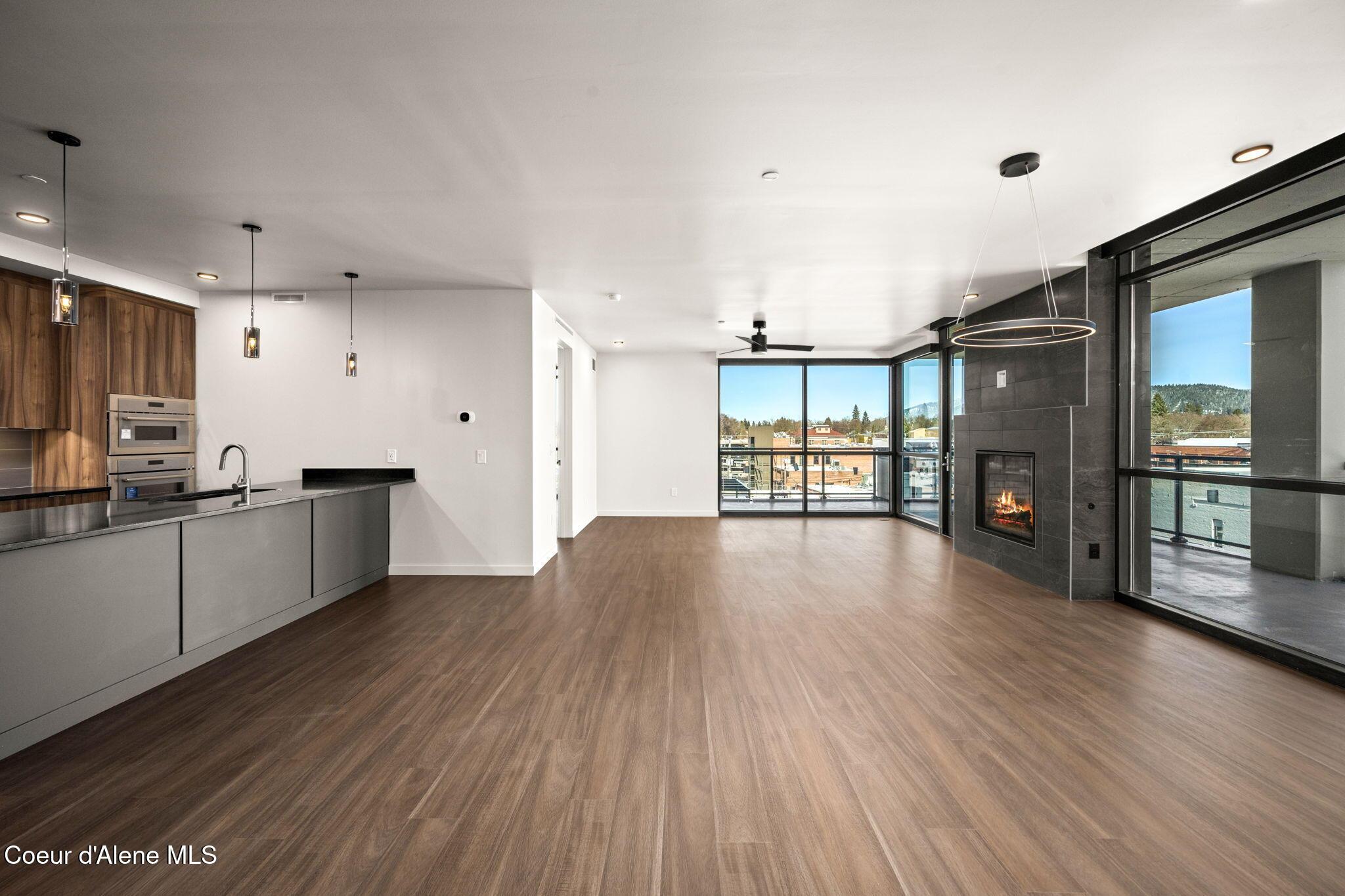 Image 3: Dining/living
