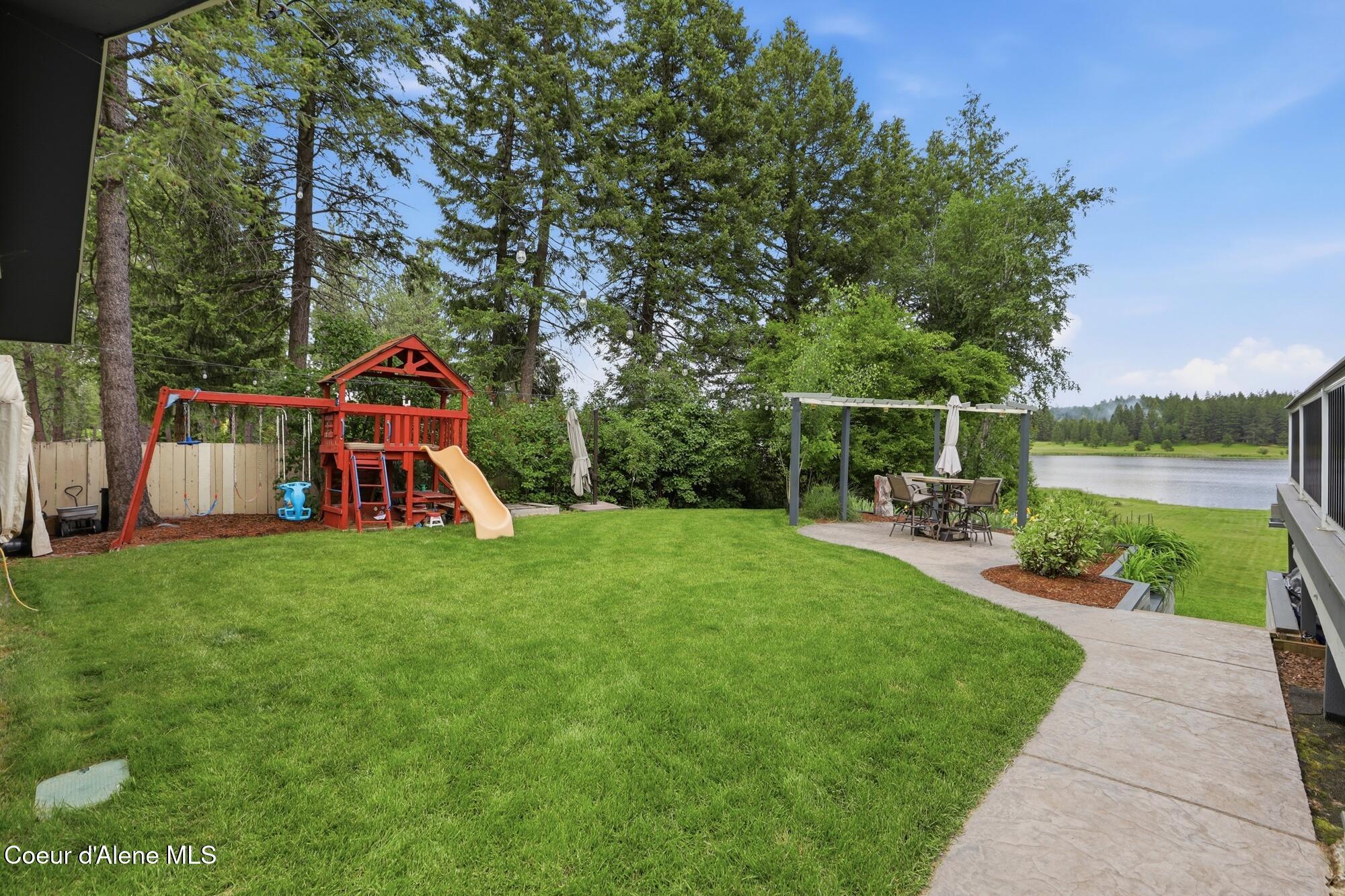 Image 4: Side yard
