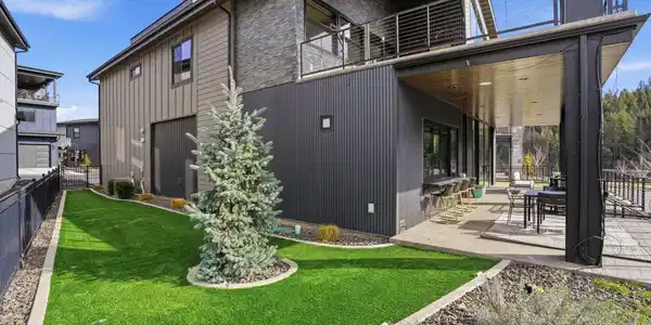 Image 4: Fenced Side Yard