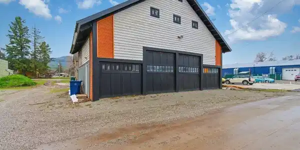 Image 2: 3