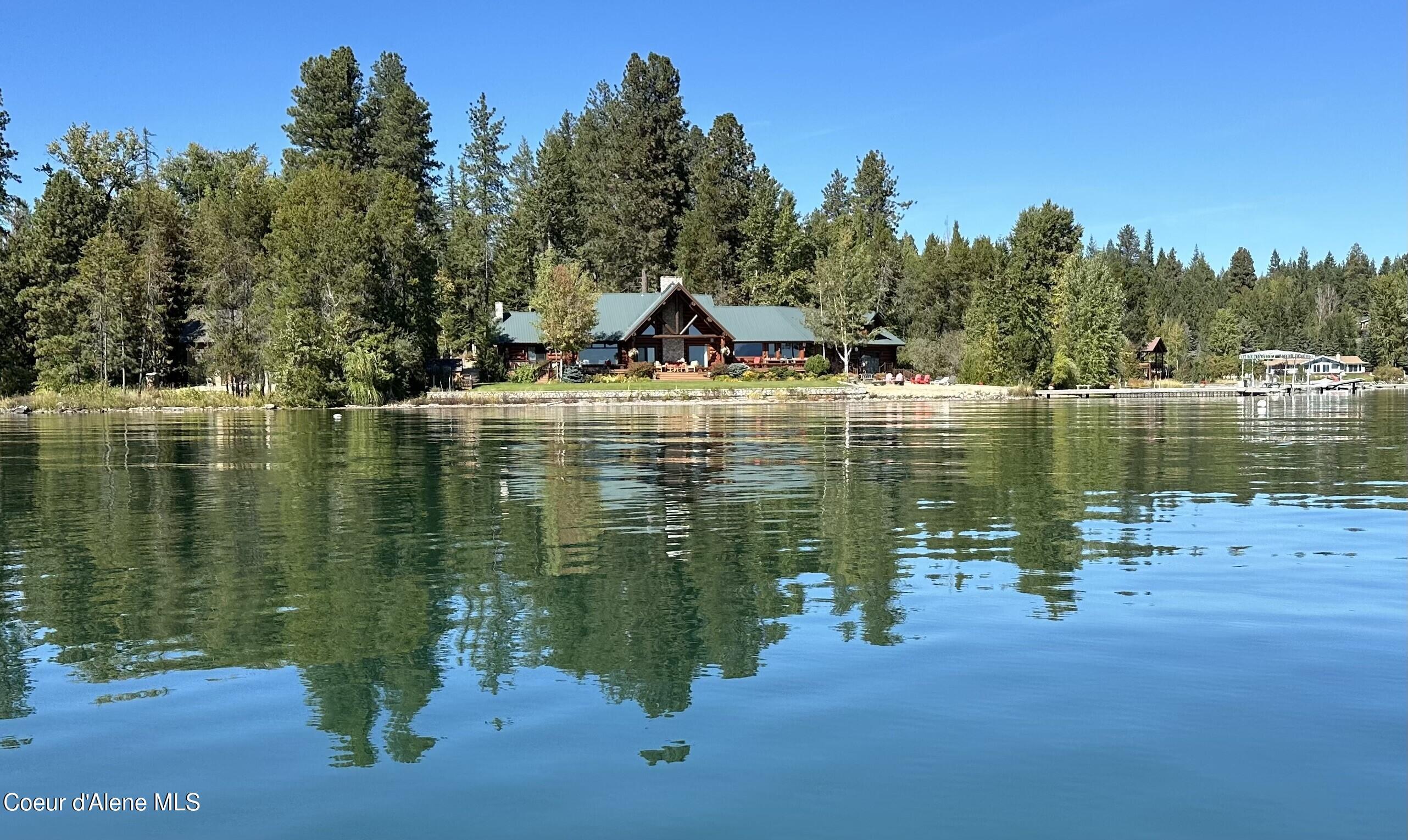 Image 2: Over 600FF of Level Lake Living