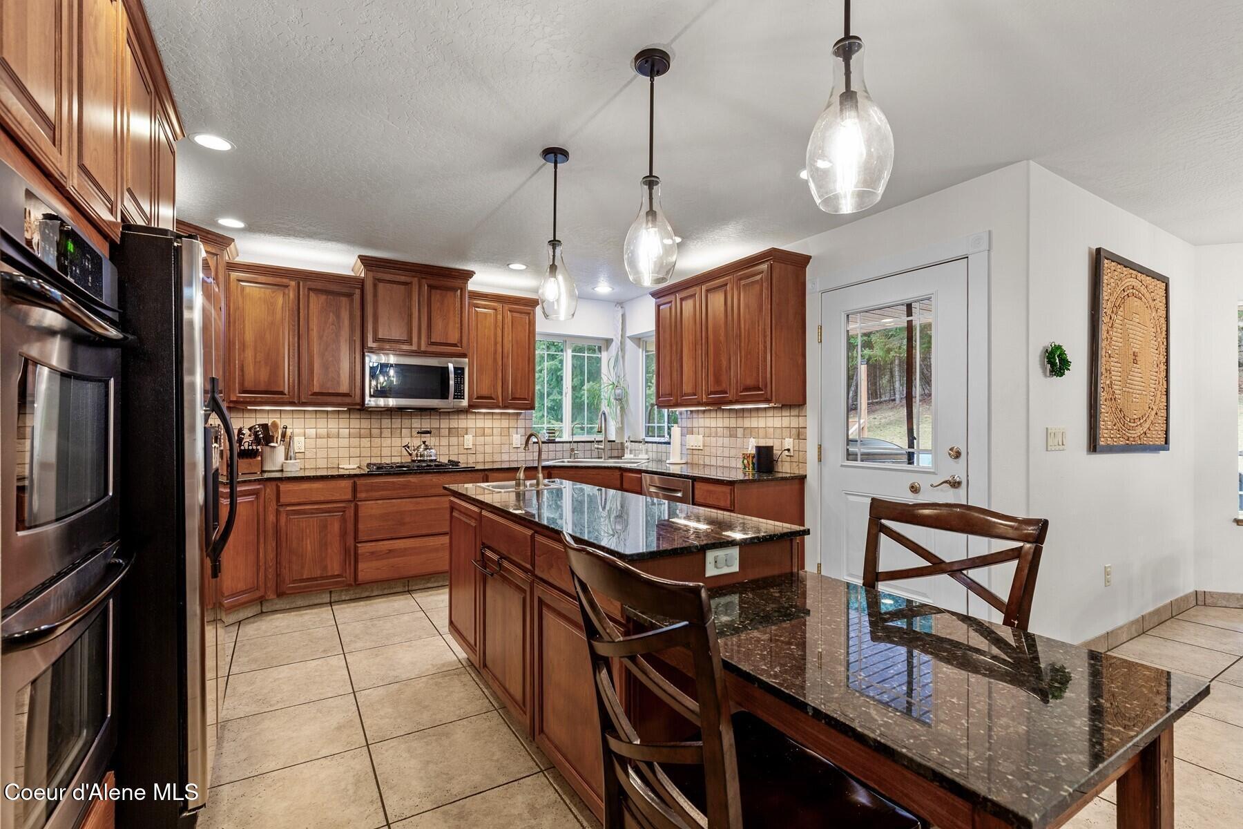 Image 3: Granite island w Seating Are