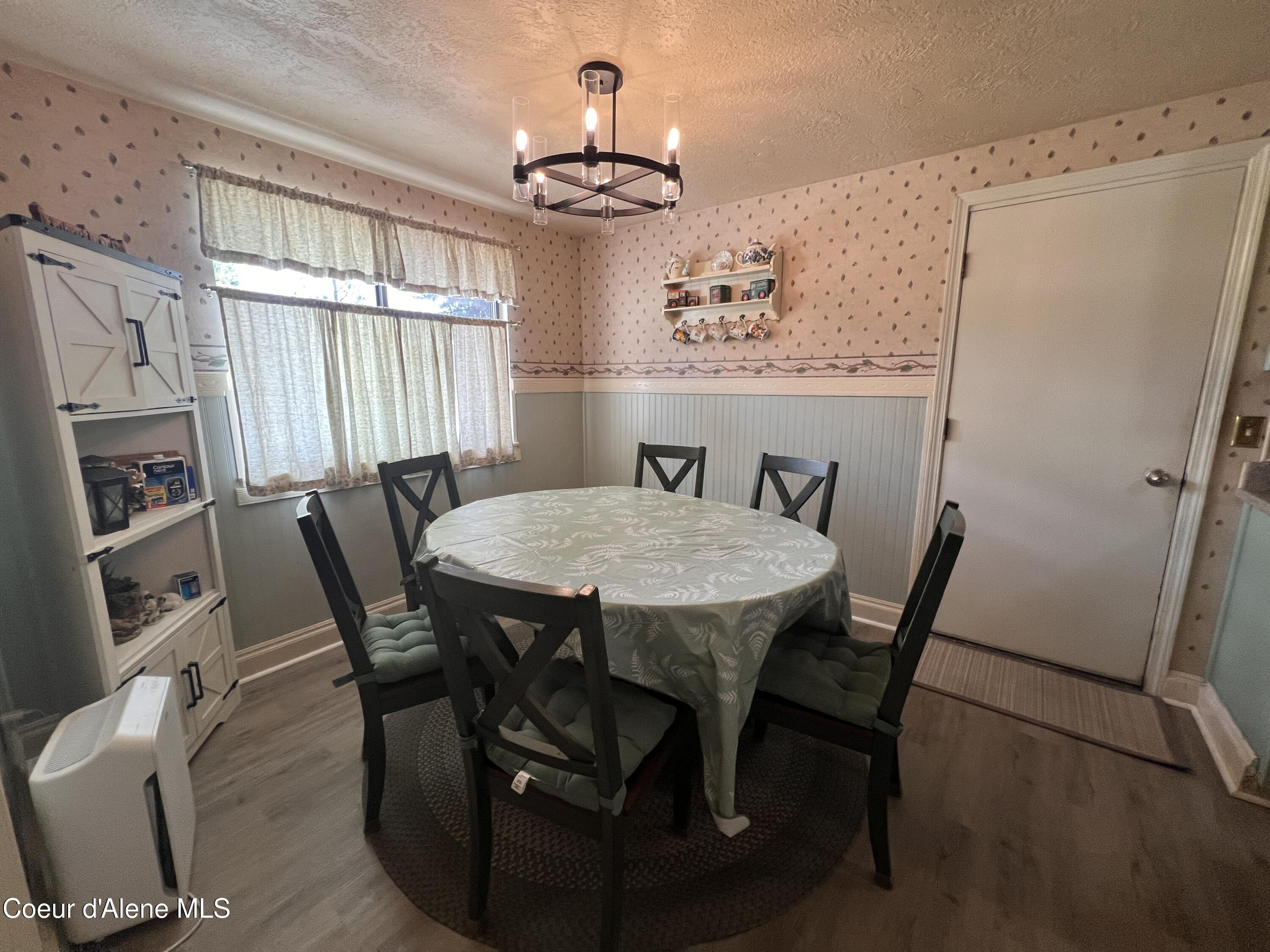 Image 3: Dining area
