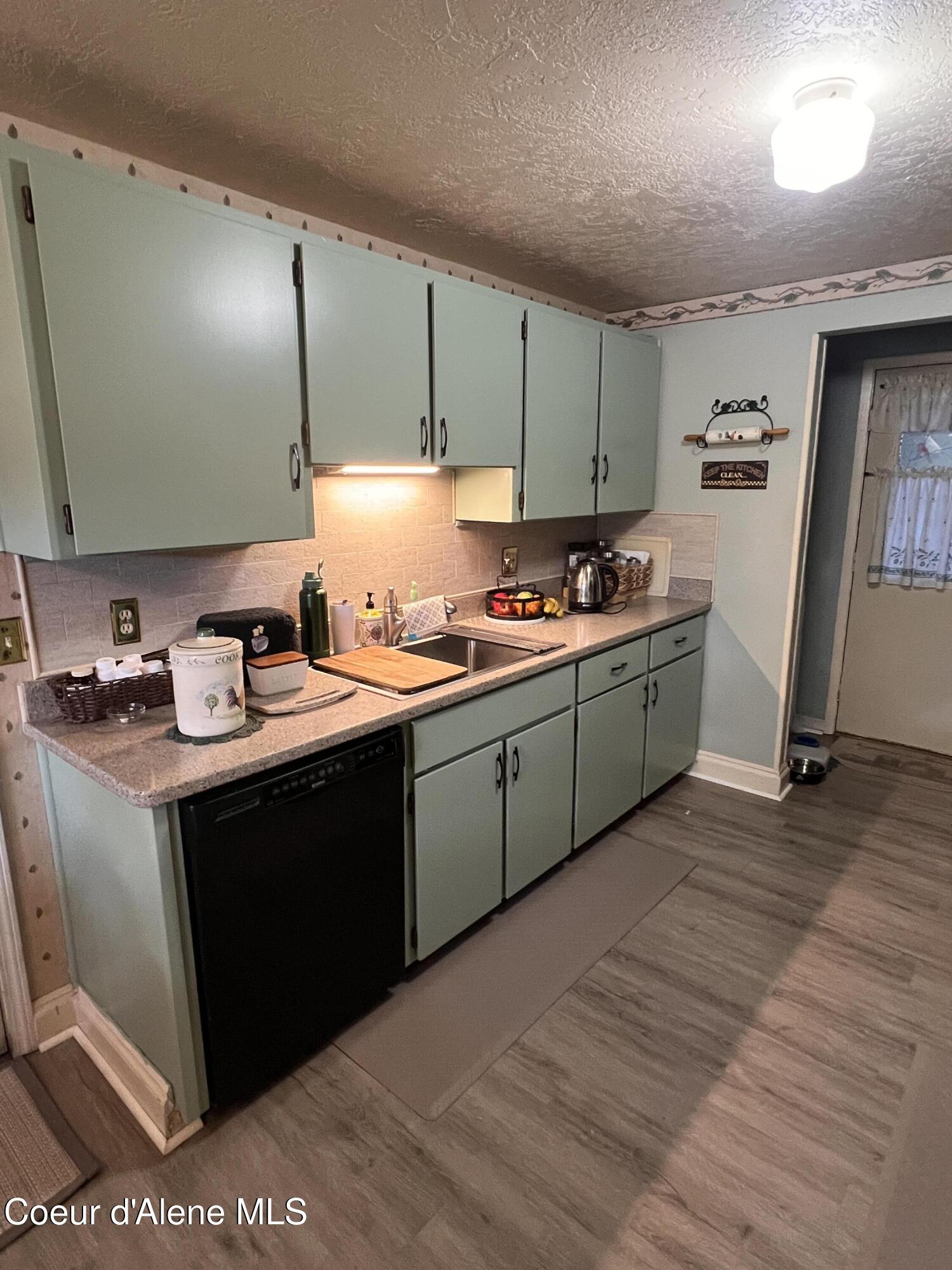 Image 4: Kitchen