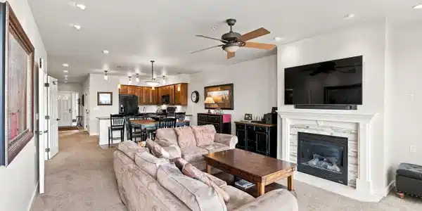 Image 3: 10-415 W Waterside Drive #403_RedHogMedi