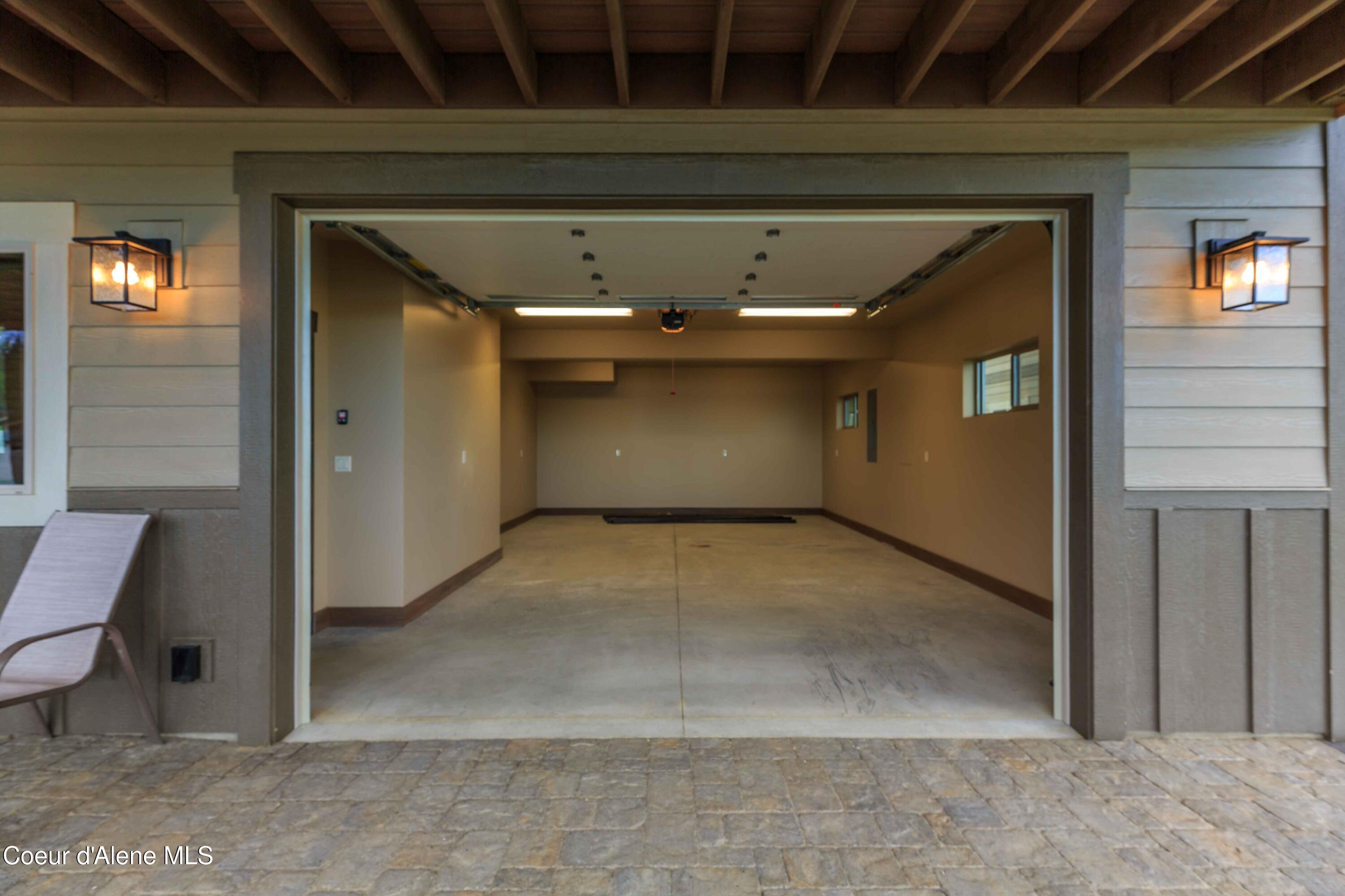 Image 2: 1.5 car garage