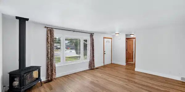 Image 3: Living room