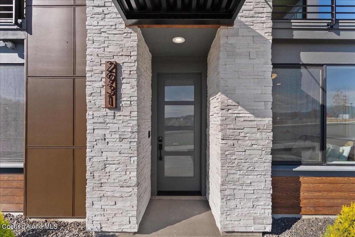 Image 4: 06-Front entry