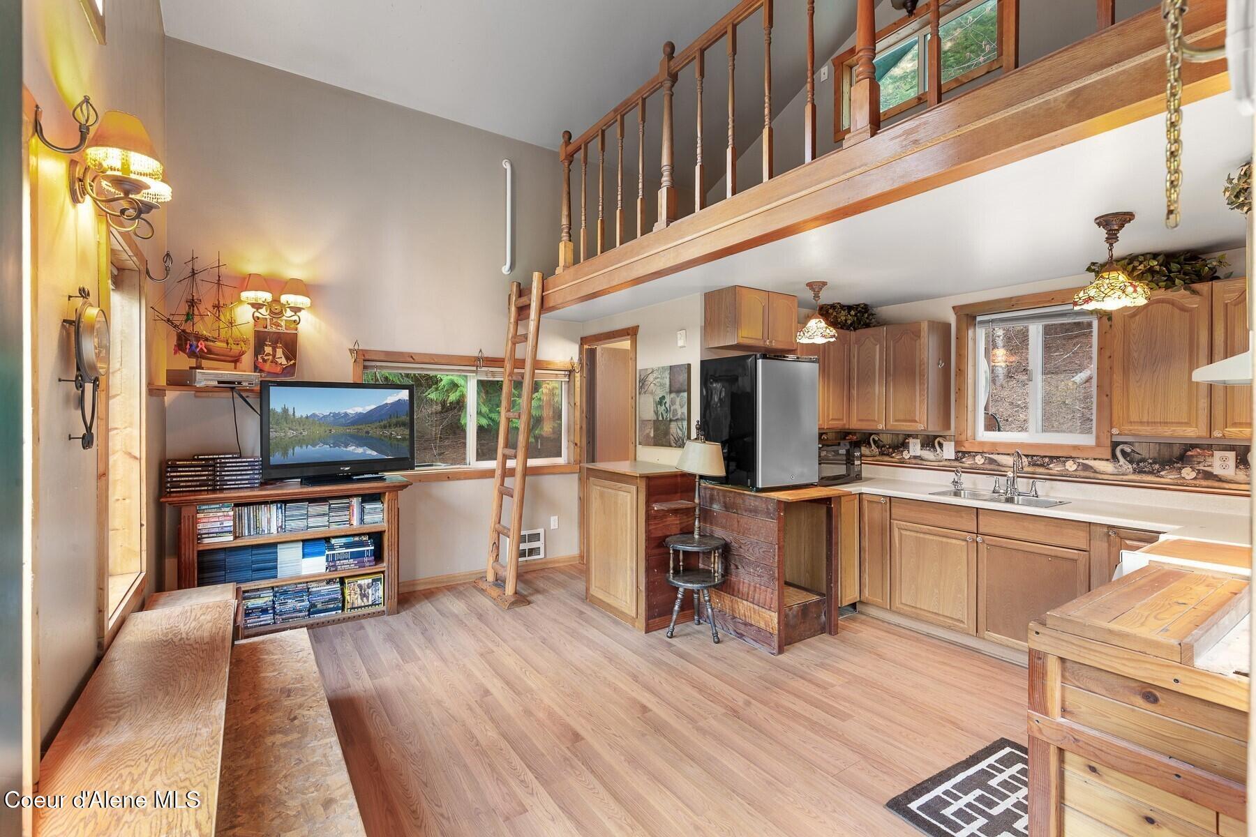 Image 2: Open-Concept Living & Kitchen