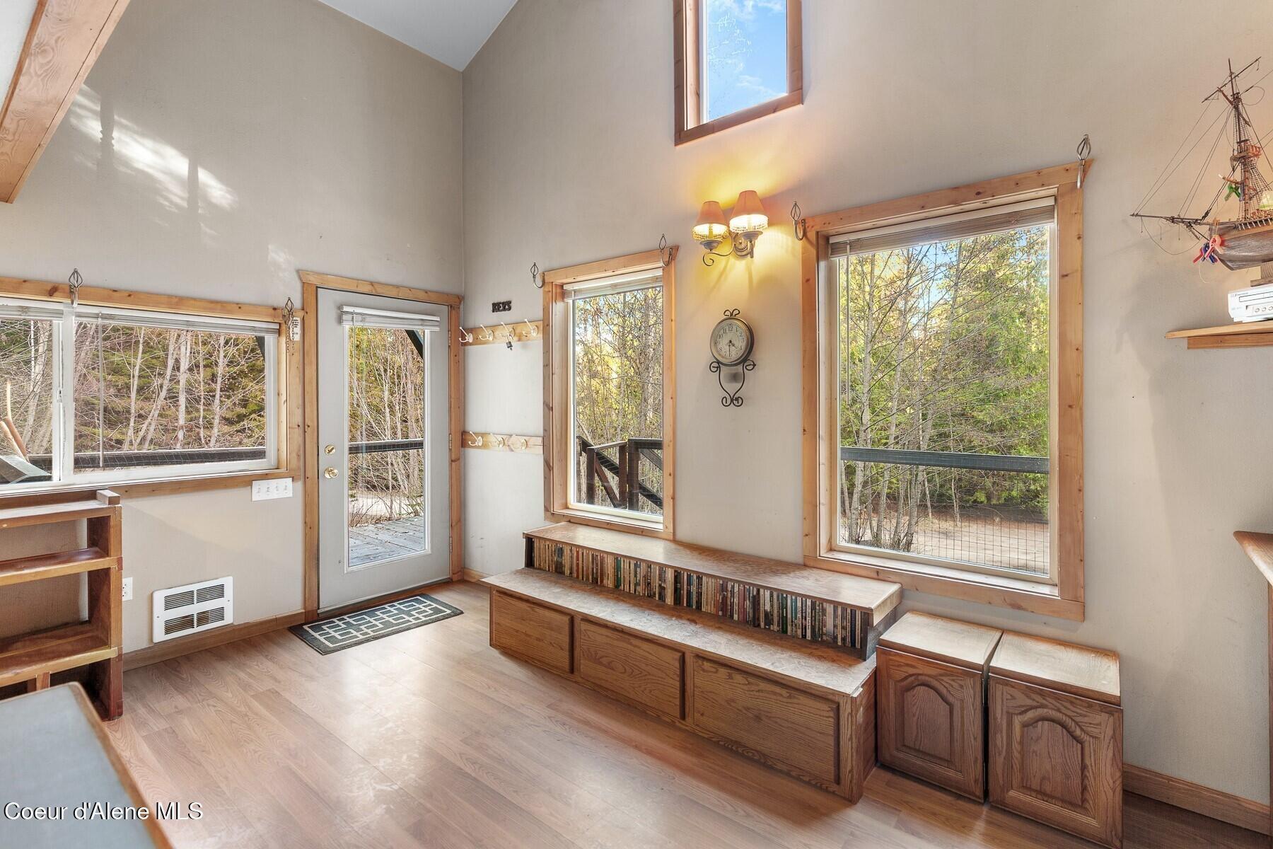 Image 4: Entry & Sitting Nook