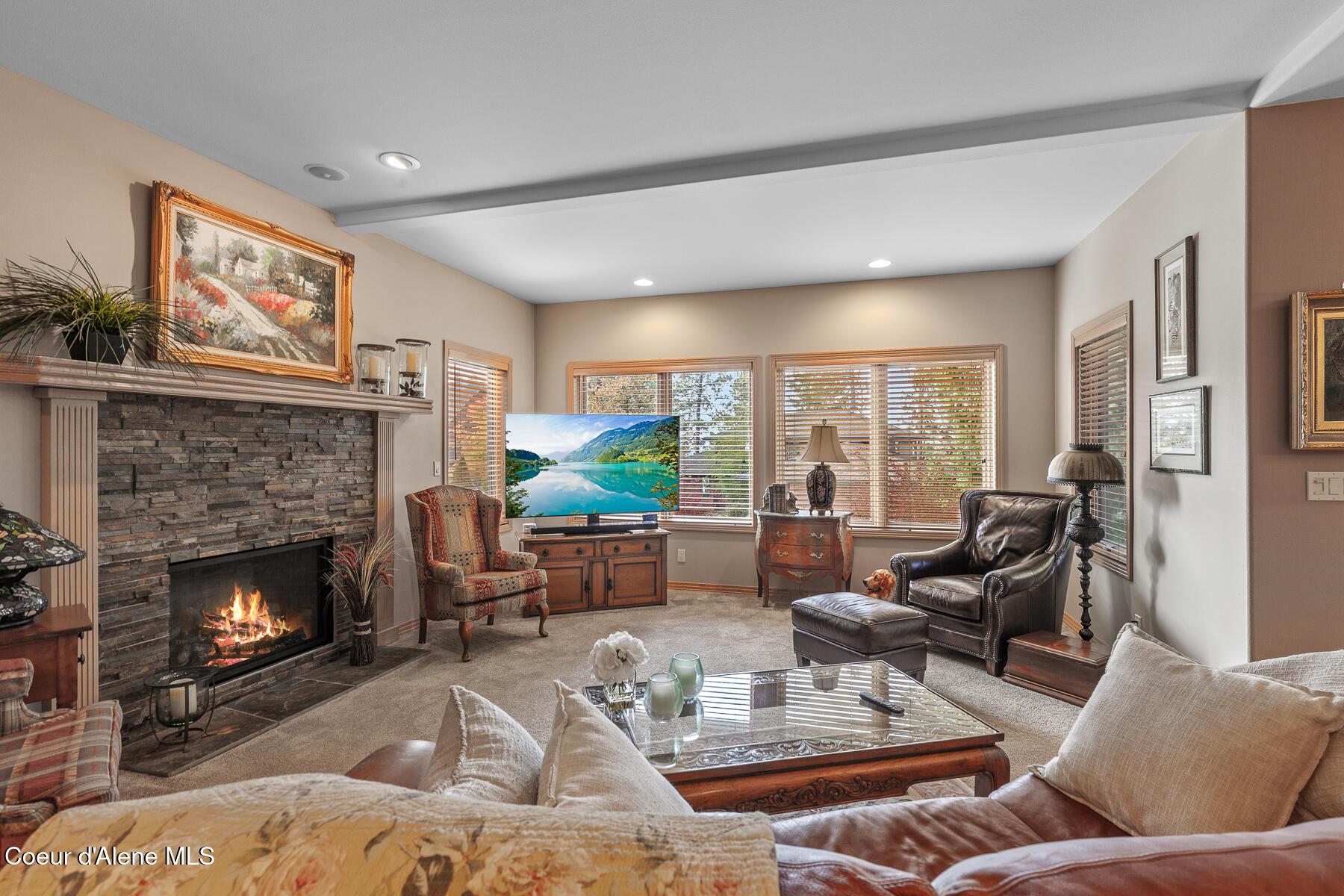 Image 4: 2992ELakeForestDr-4