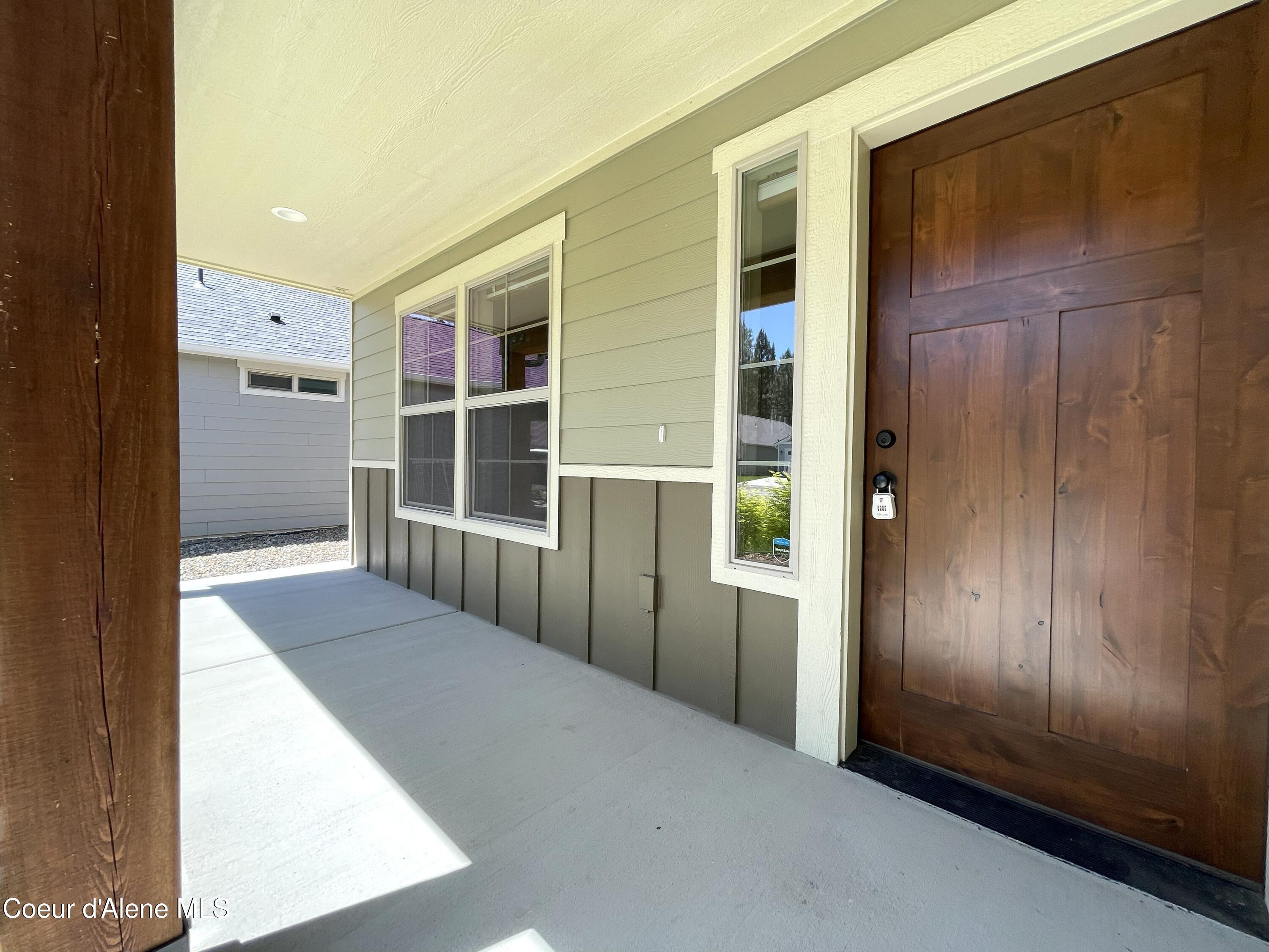 Image 4: Inviting Front Porch