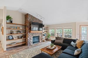 2605 E SUMMIT DR