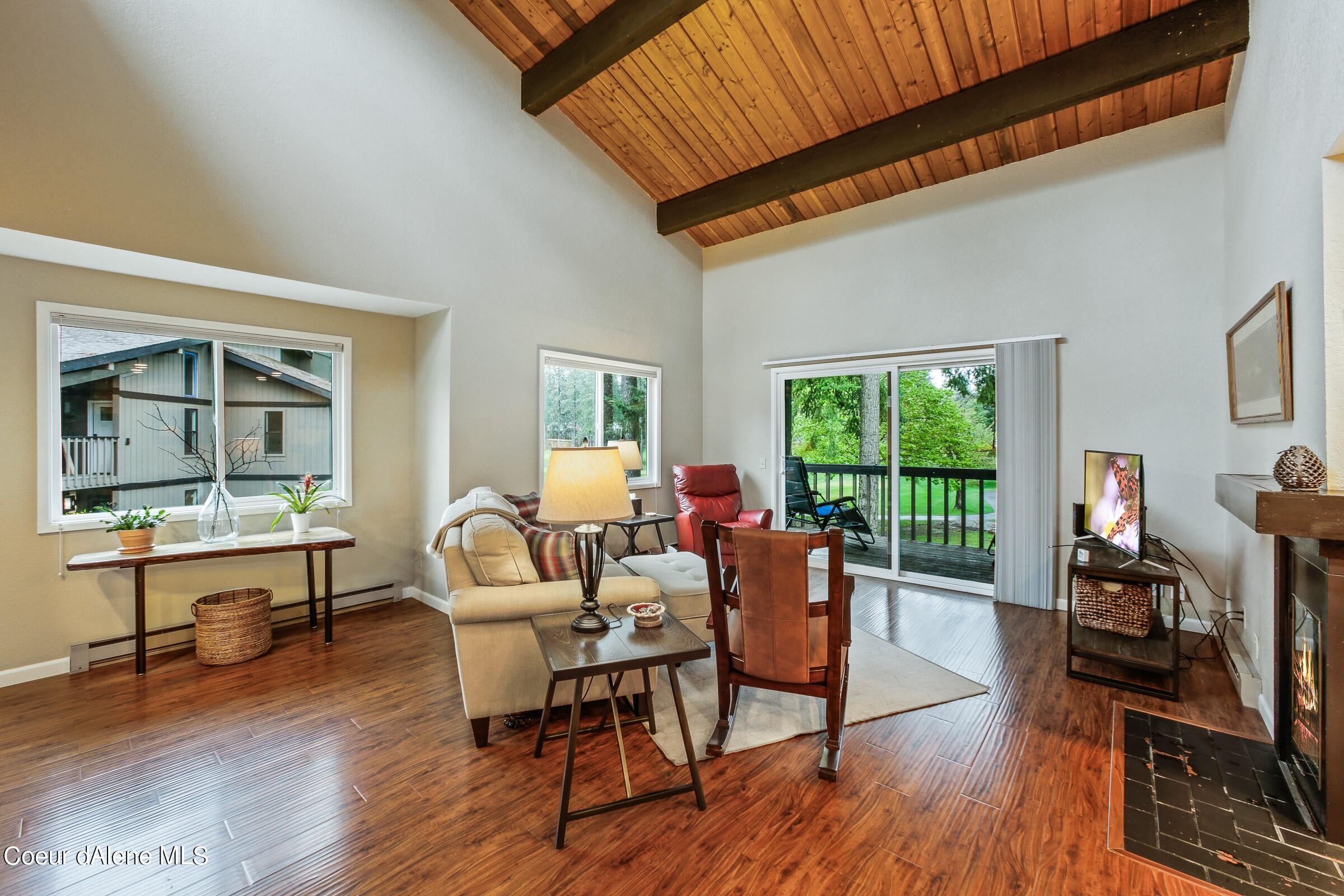 Image 4: Living Room