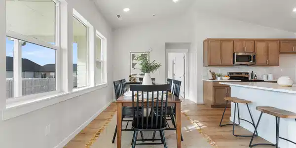 Image 4: Snowbrush - Dining 1