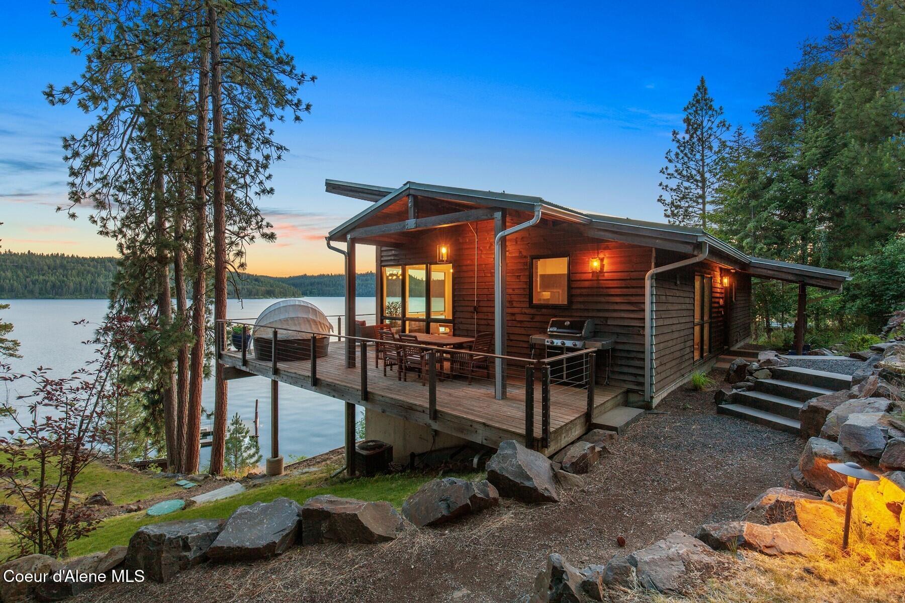 Image 2: Lakefront Cabin at Dusk