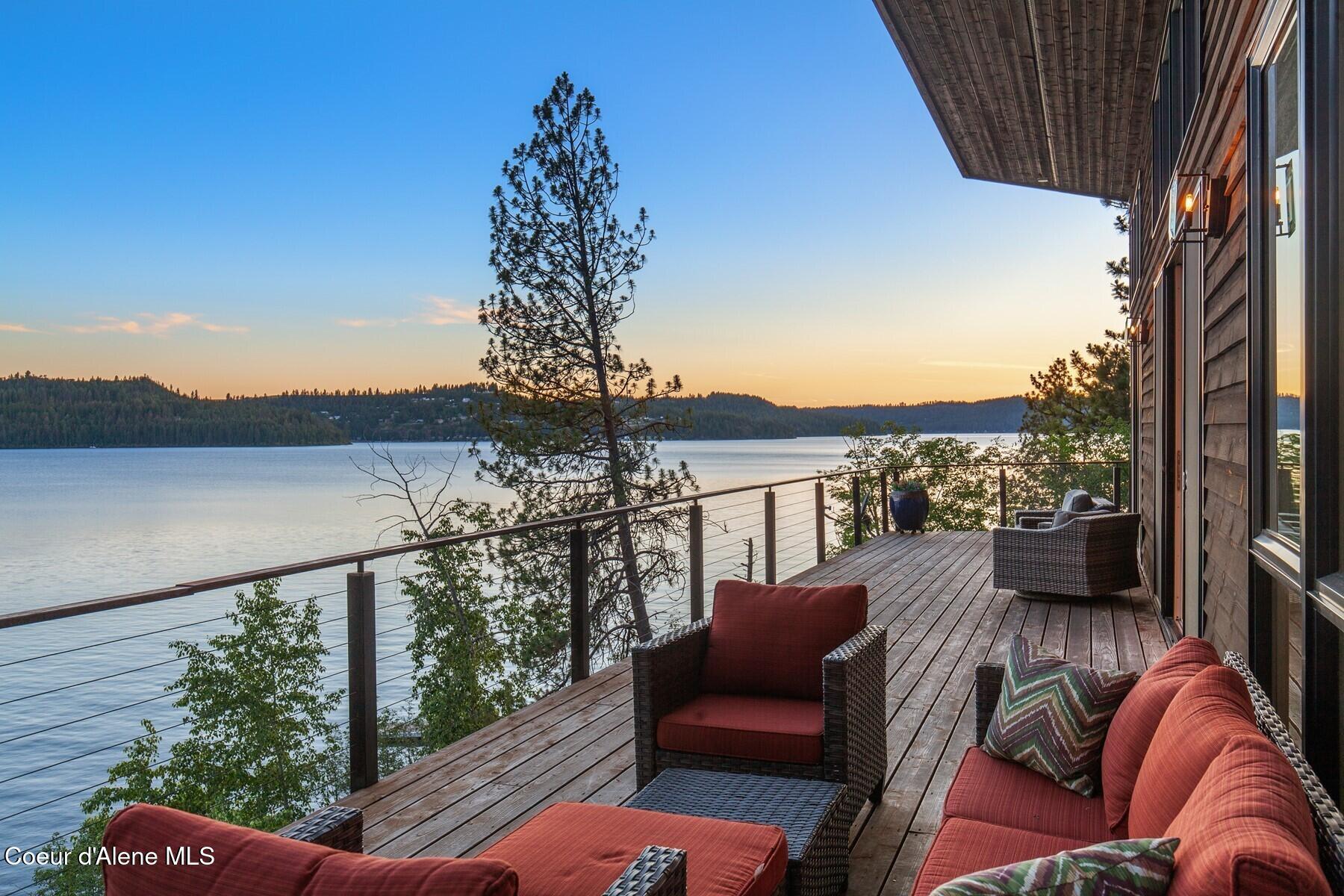 Image 3: Sunset Deck Lounge