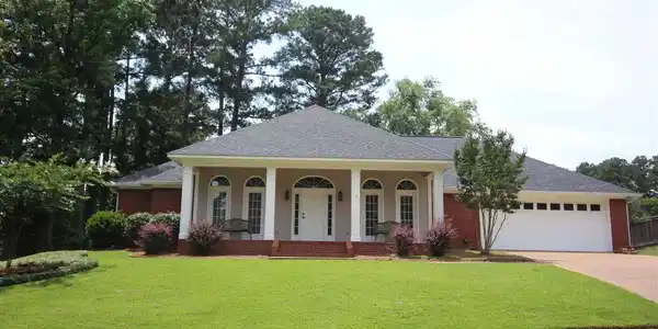 207 CRESCENT CT