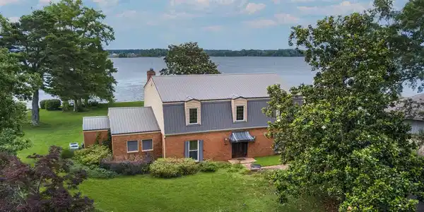 115 SWALLOW DR