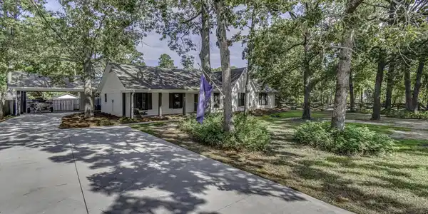 Image 2: 103 Falcon Ct--5