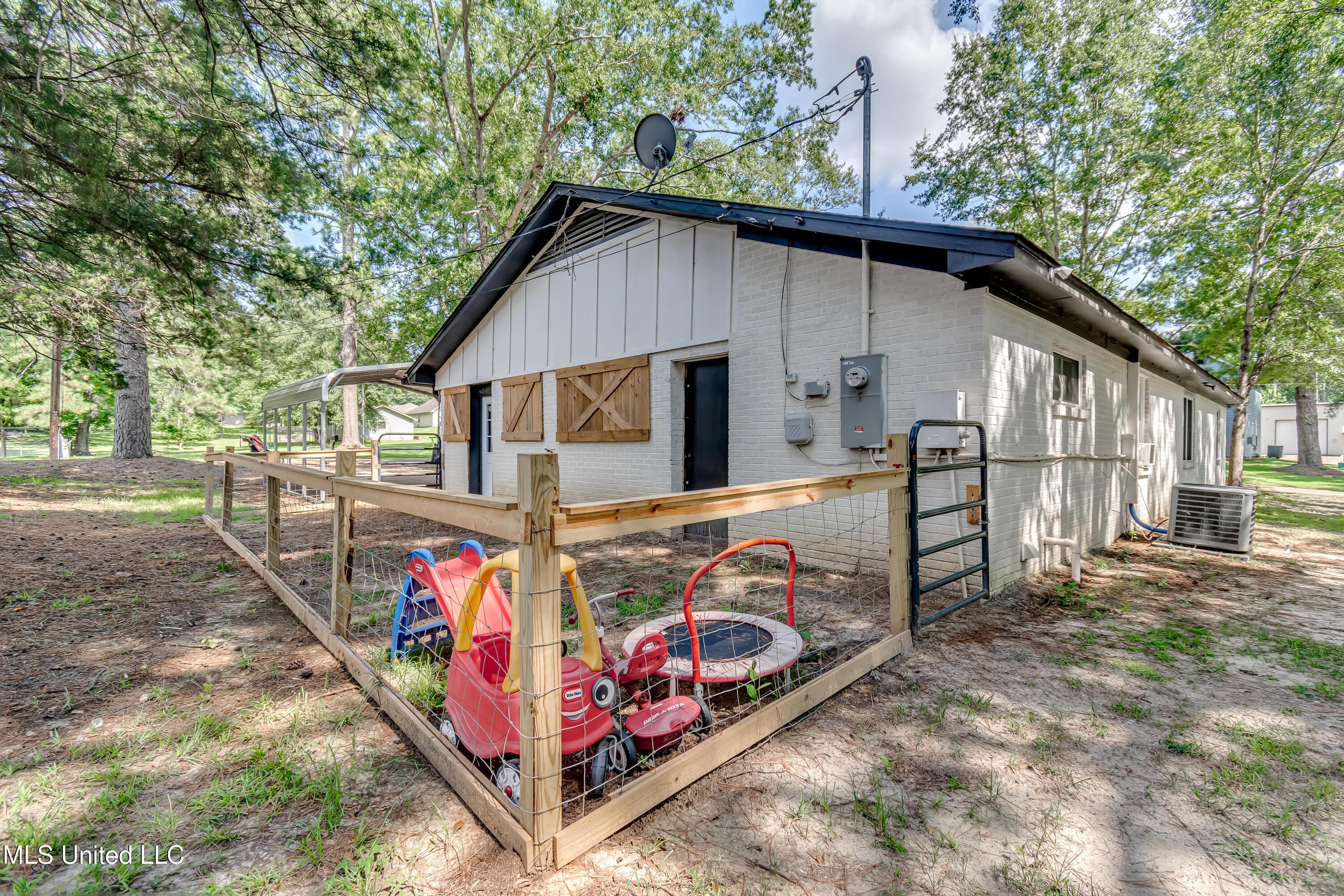 Image 1: 121 Melrose Cir-11