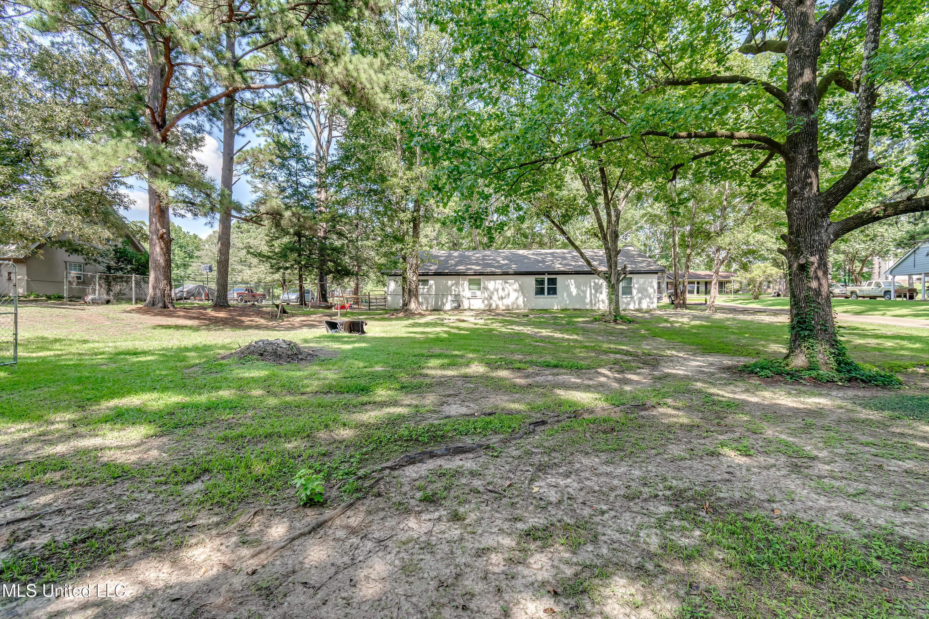 Image 4: 121 Melrose Cir-14