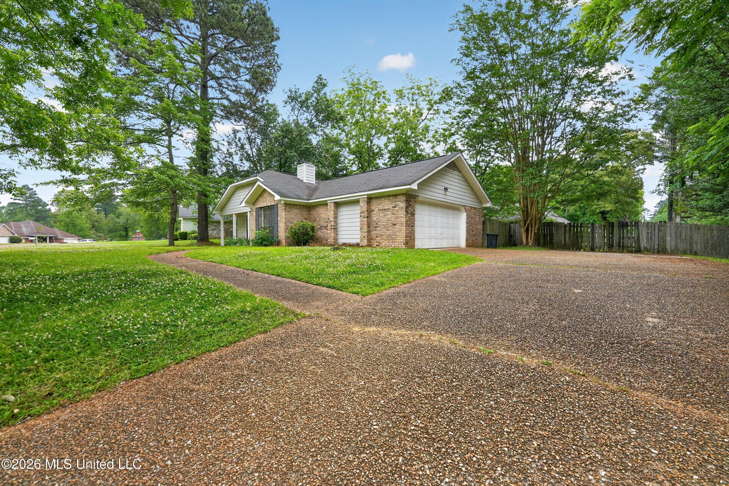 Image 2: 01_4252_Oak_Lake_Dr_Jackson_MS_39212-Ext