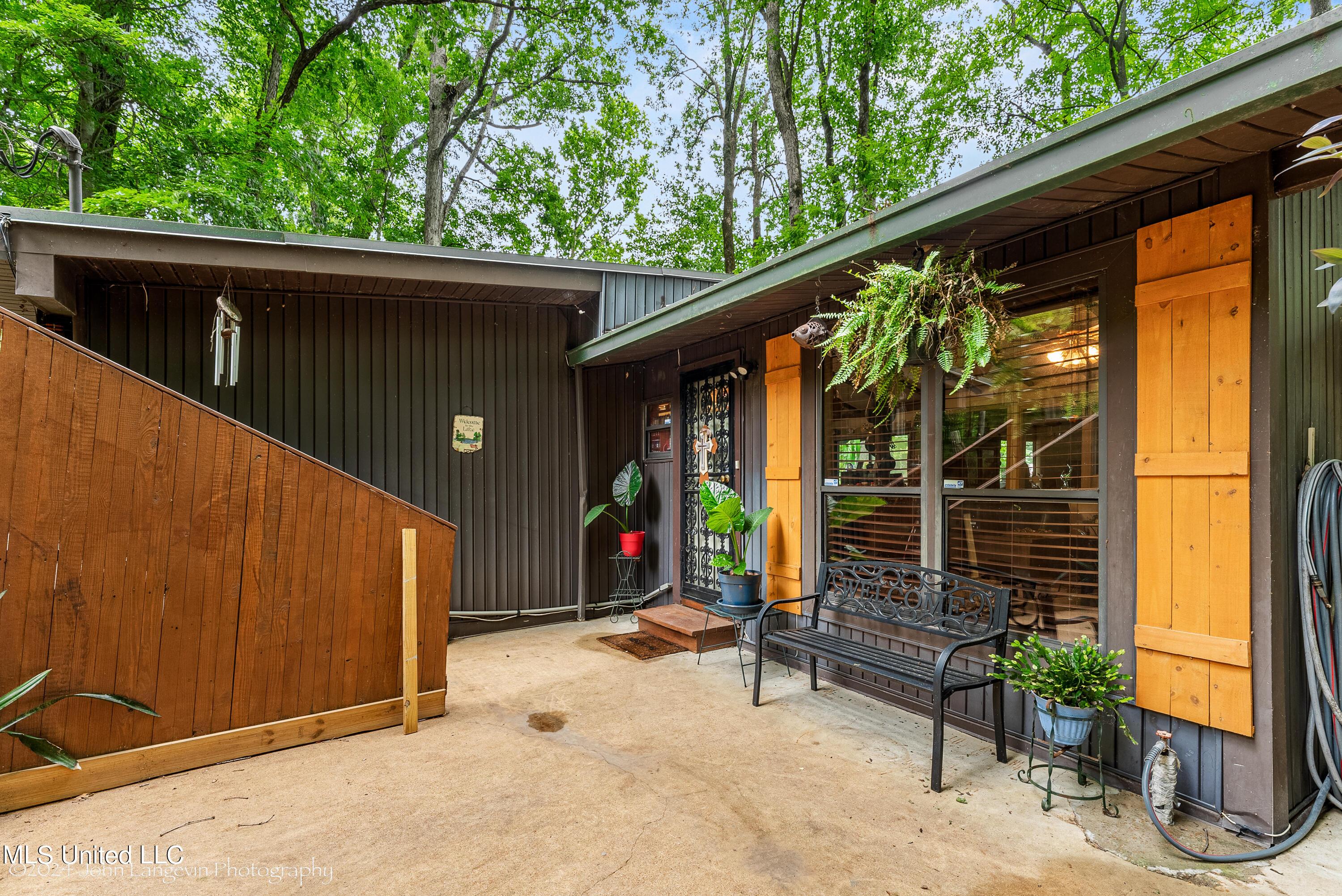 Image 4: Patio & Main Entrance